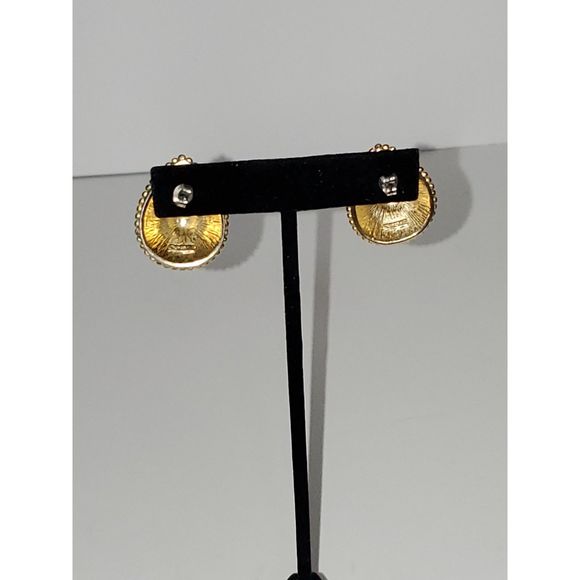 A Trifari Women's Chunky Gold Tone Vintage 80's Pierced Earrings Teardro… - Picture 4 of 10